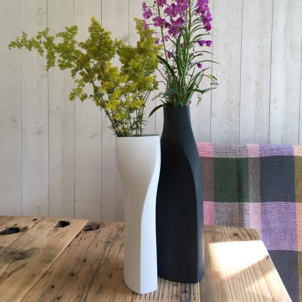 Spiral Vase weiß und schwarz in Schweden